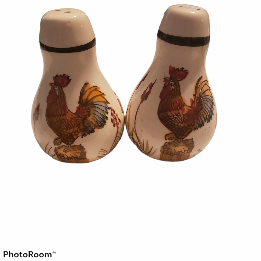 Rooter ceramic salt/pepper shaker.